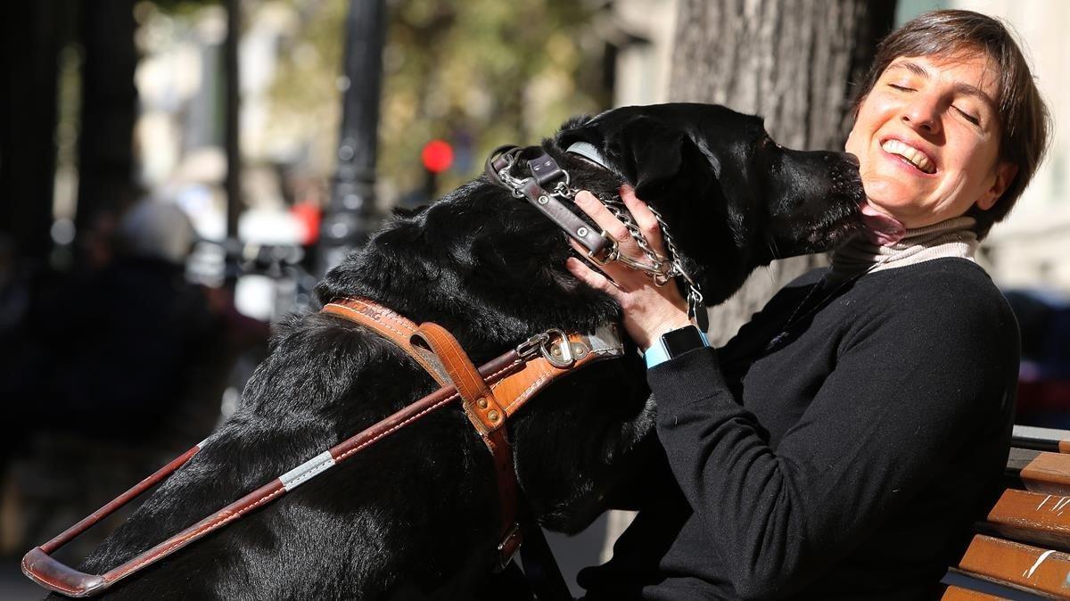 Daniela Rubio, con su perra Kara, en Barcelona.