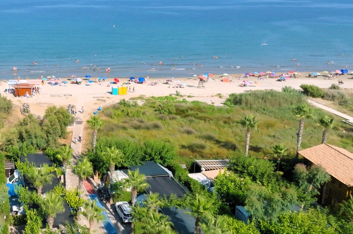El resort destaca por su ubicación privilegiada junto a la misma playa, en la Costa de Azahar.