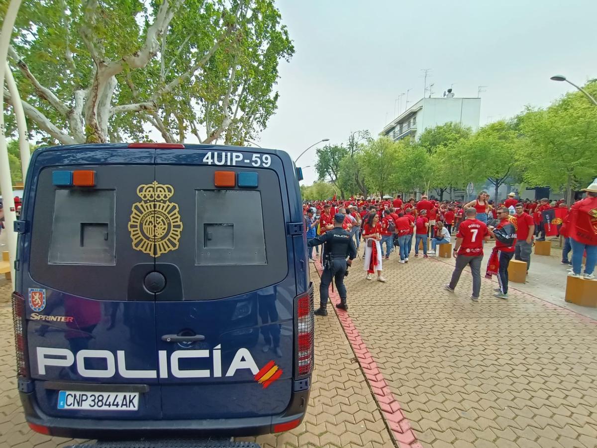 Despliegue policial en la Alameda en una edición pasada de la final de la Copa del Rey.