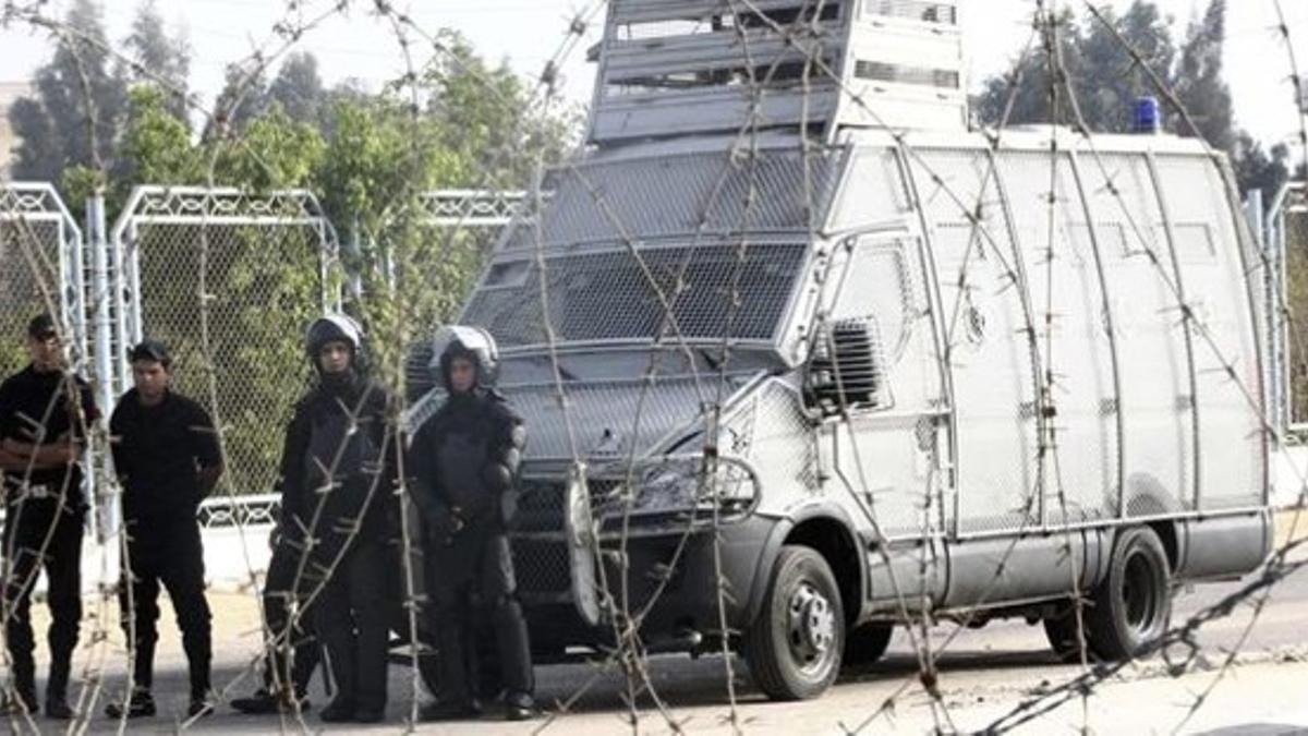 Policías antidisturbios vigilan la entrada de la Academia de Policía, este lunes en El Cairo.