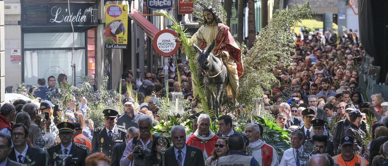 Premium Photo  Incienso por las calles andaluces en semana santa