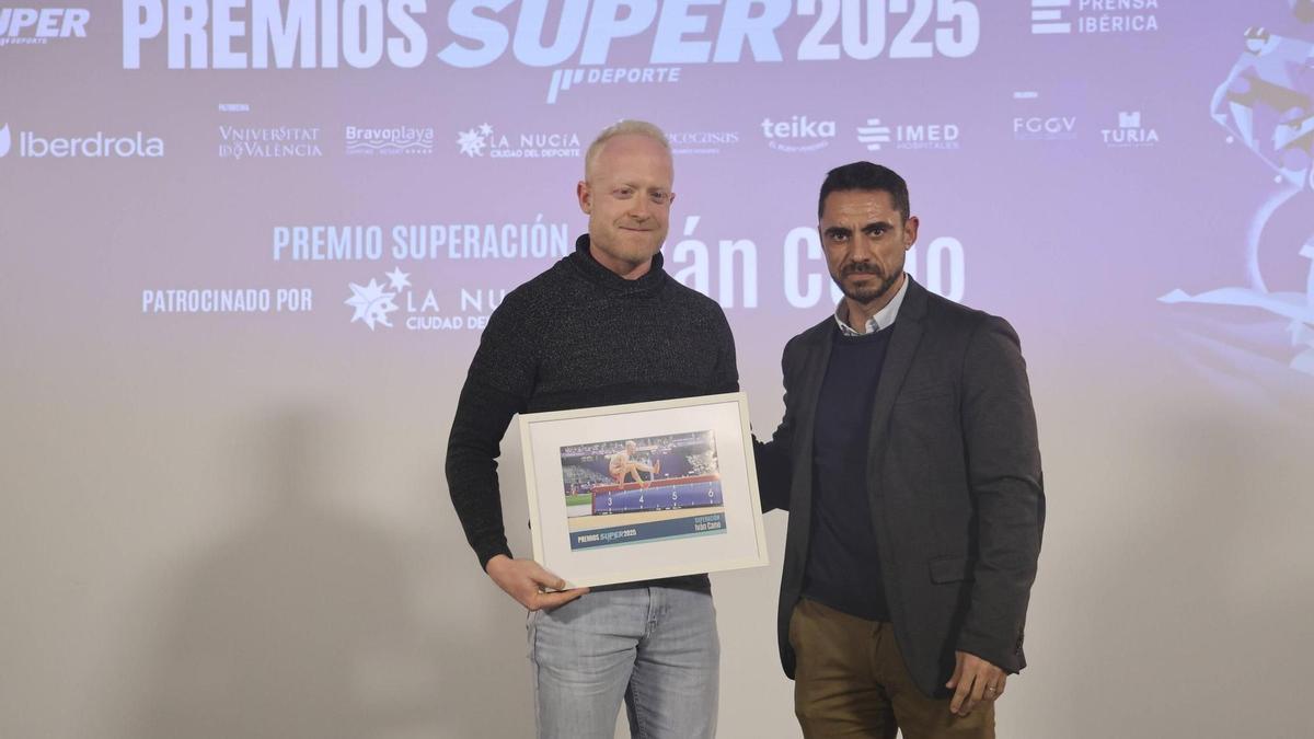 Iván Cano recibió el Premio Superación de manos de Julián Lafuente, director de Comunicación de Fundación Trinidad Alfonso.