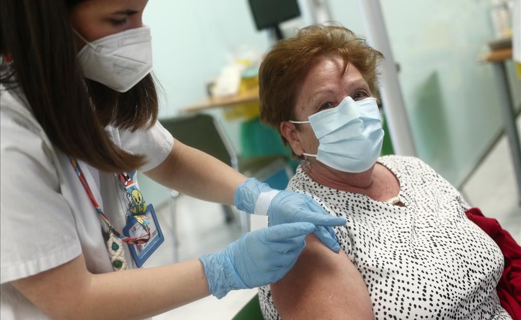 Una sanitaria inocula la primera dosis de la vacuna Pzifer a una anciana  en el Hospital Universitario de La Paz  a 12 de abril de 2021  en Madrid (Espana)  La Paz es uno de los diez hospitales de la red publica madrilena que la Comunidad de Madrid incorporo este fin de semana a la estrategia de vacunacion frente a la Covid-19   12 ABRIL 2021 VACUNA LA PAZ PZIFER HOSPITAL UNIVERSITARIO MADRID  Eduardo Parra   Europa Press  12 04 2021