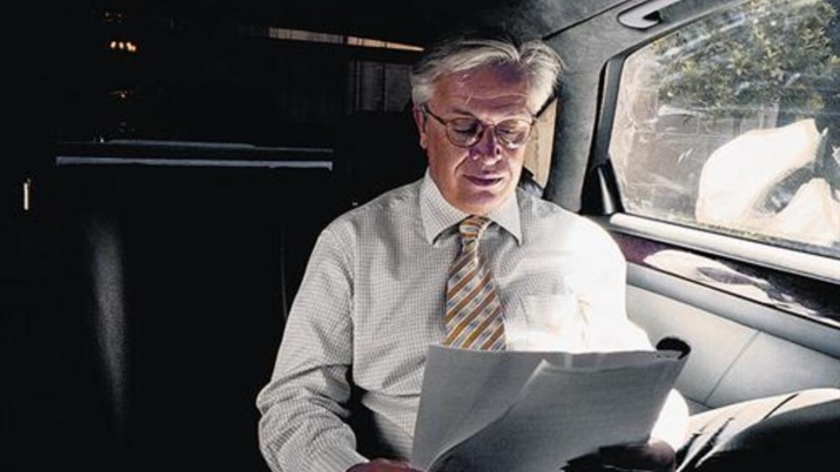 Joan Clos, en su coche oficial, cuando era alcalde de Barcelona, en el 2002.