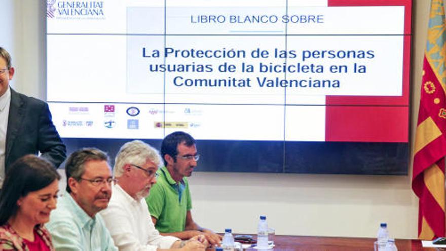 Ximo Puig y su comitiva, en la presentación del libro blanco