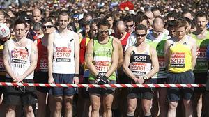 Els corredors de la prova londinenca recorden a la línia de sortida les víctimes de Boston.