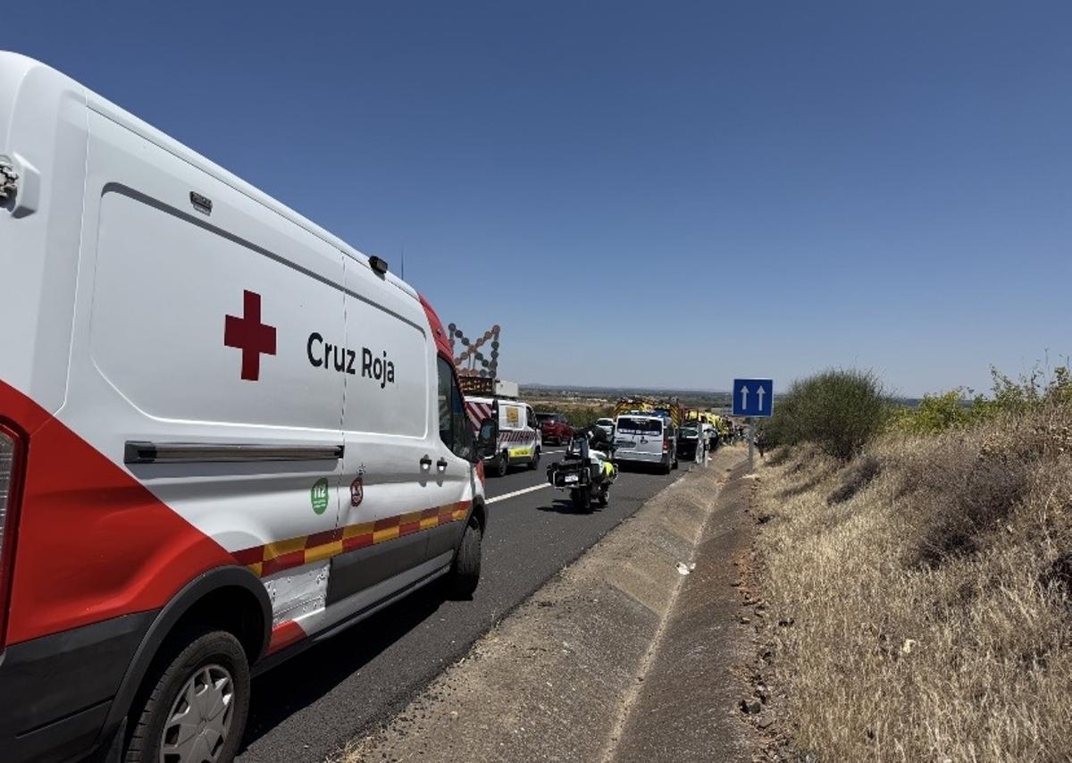 Equipo de Cruz Roja en el lugar del accidente.