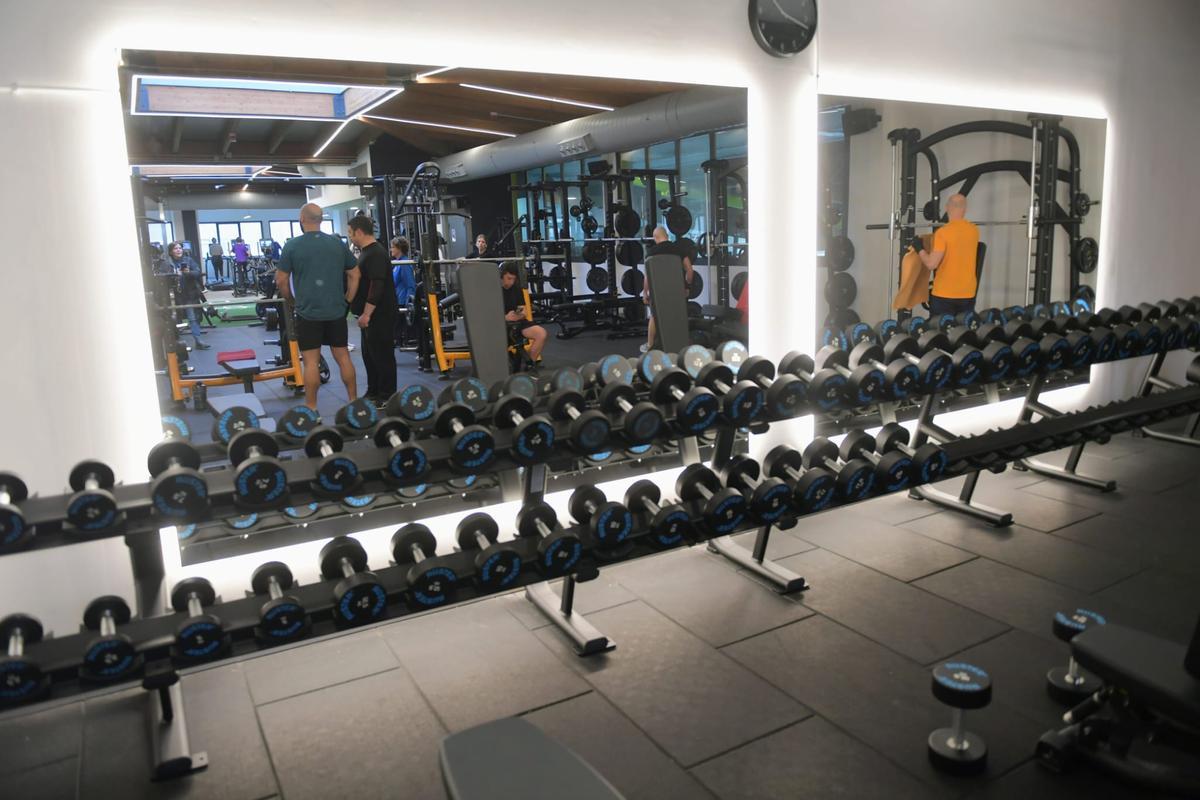 Diego Calvo visita el complejo deportivo de Elviña I tras las obras de remodelación