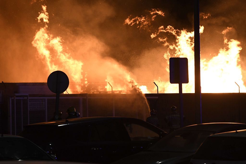 Estas son las imágenes que el aparatoso incendio de Puente Tocinos ha dejado este sábado