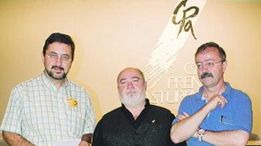 De izquierda a derecha, José del Riego, Juan José Vallina y Rafael Calvo, ayer, en el Club Prensa Asturiana.