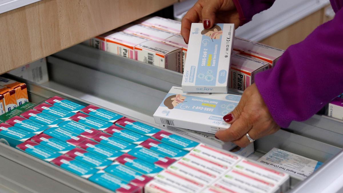 España limita el precios de las pruebas de antígenos pero sigue sin permitir su venta en supermercados.
