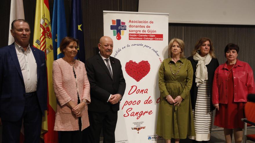 Misa y conferencia en la cita anual de la Asociación de Donantes de Sangre de Gijón (en imágenes)