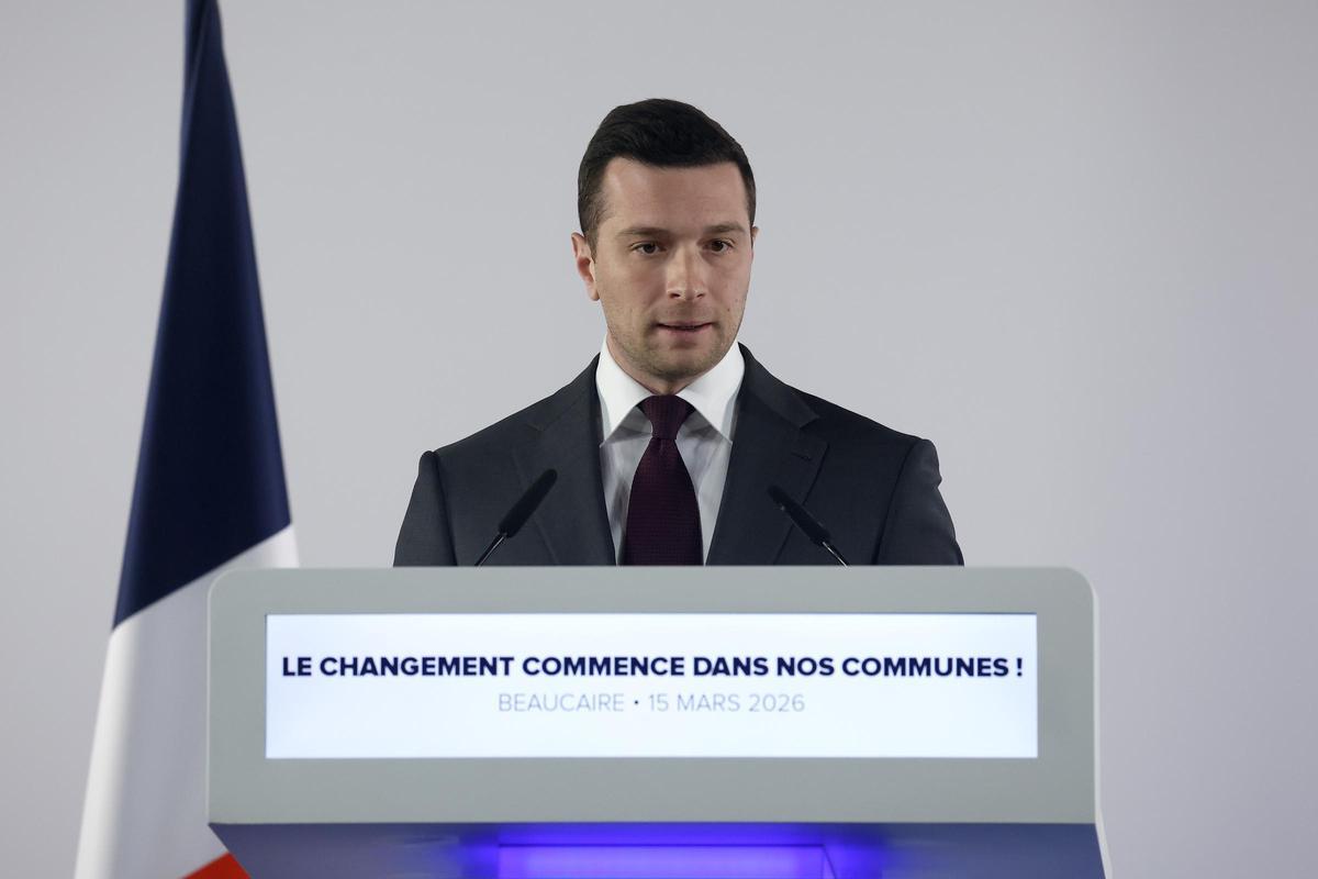 El presidente del partido francés de extrema derecha Agrupación Nacional (RN), Jordan Bardella, pronuncia su discurso tras el anuncio de los resultados preliminares de la primera vuelta de las elecciones municipales francesas en Beaucaire, en el sur de Francia.