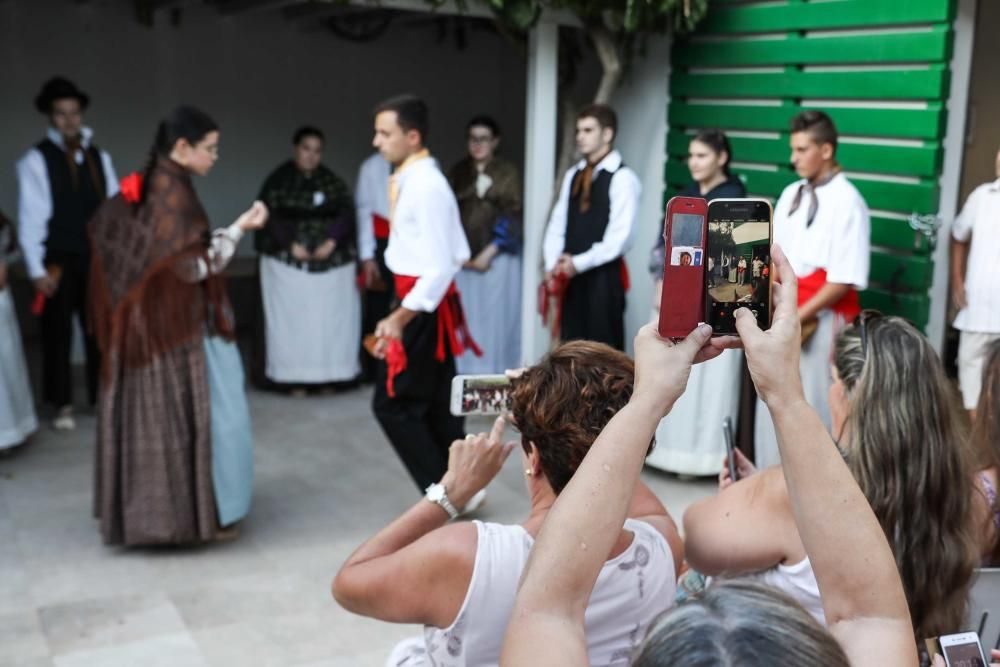 Cientos de personas acudieron ayer a Sant Antoni para celebrar las fiestas patronales con música, arte y comida