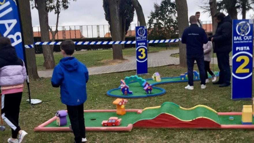 Niños y mayores se divierten en Benavente con los circuitos de minigolf propuestos desde Juventud