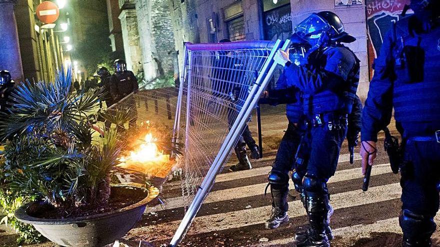 Agents dels Mossos d&#039;Esquadra durant els aldarulls de divendres a la nit a Barcelona