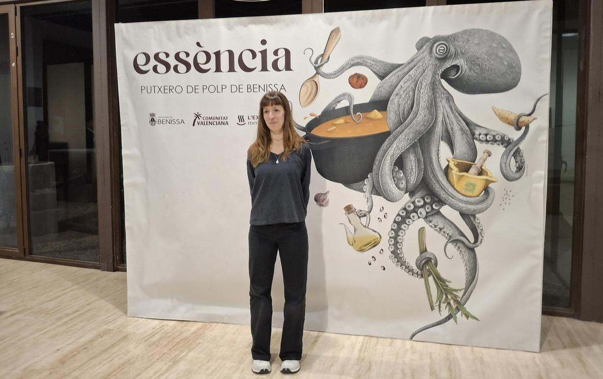 La ilustradora Alba López junto al ajetreado pulpo que ha creado