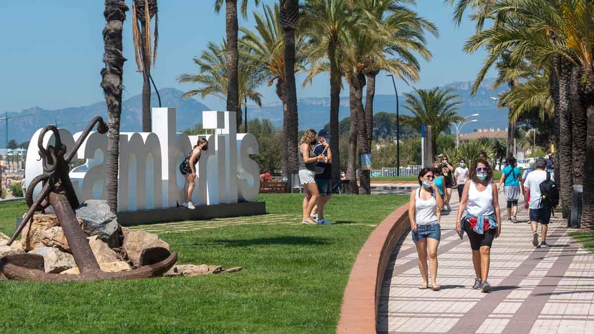 Turismo en el paseo de las Palmeres de Cambrils