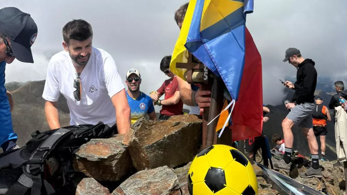 Gerard Piqué alcanza la cima del Comapedrosa junto a los aficionados del Andorra