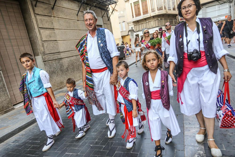 Centenares de callosinos participaron ayer en la tradicional comitiva por las principales calles del municipio vestidos con sus trajes huertanos.