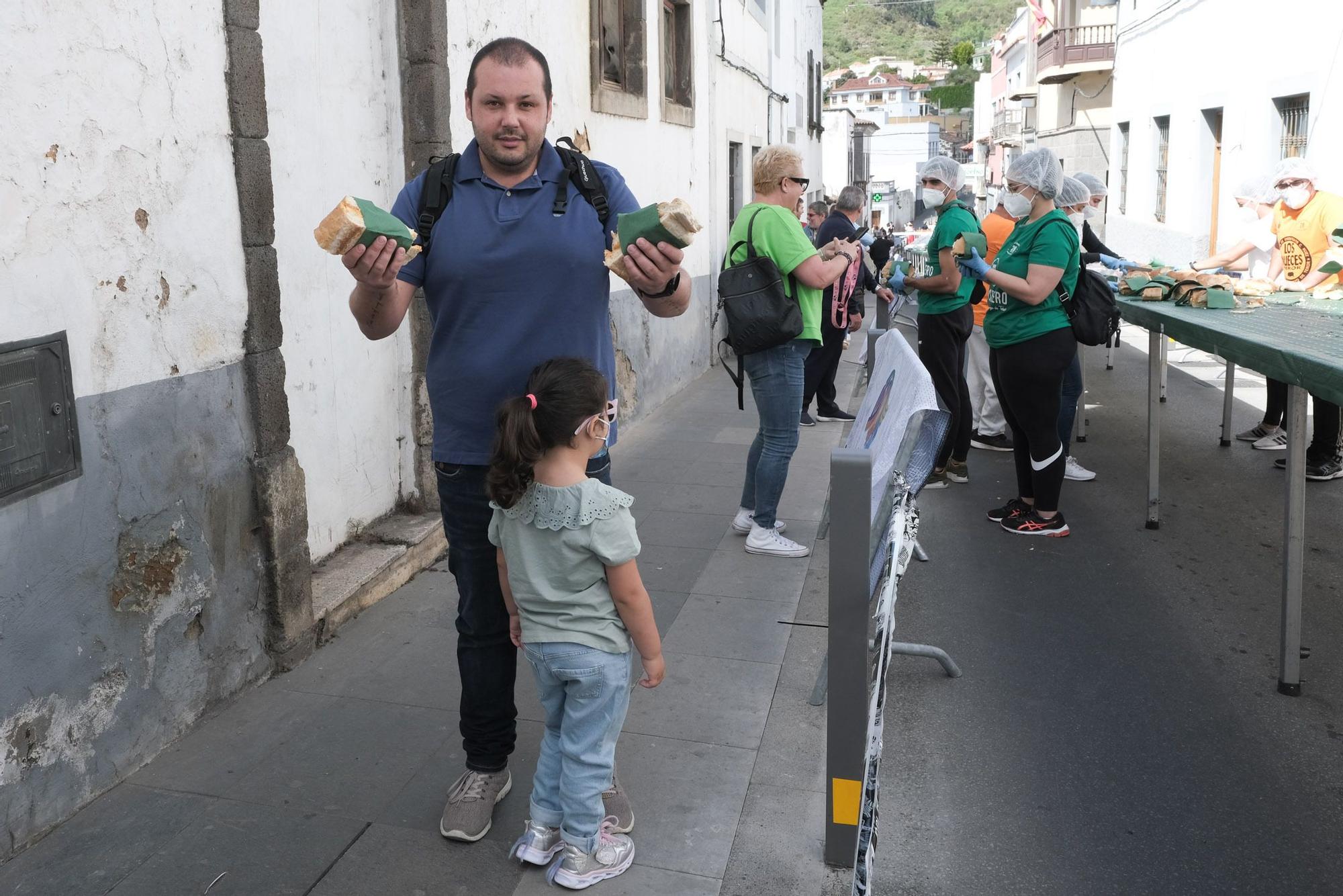 Teror elabora el bocadillo de chorizo más largo de su historia