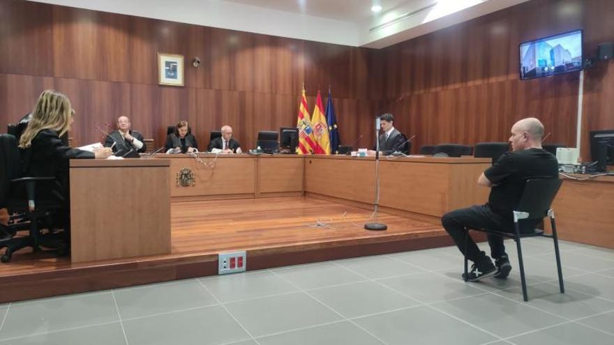Iván F., en el banquillo de los acusados de la Sección Tercera de la Audiencia Provincial de Zaragoza. | EL PERIÓDICO