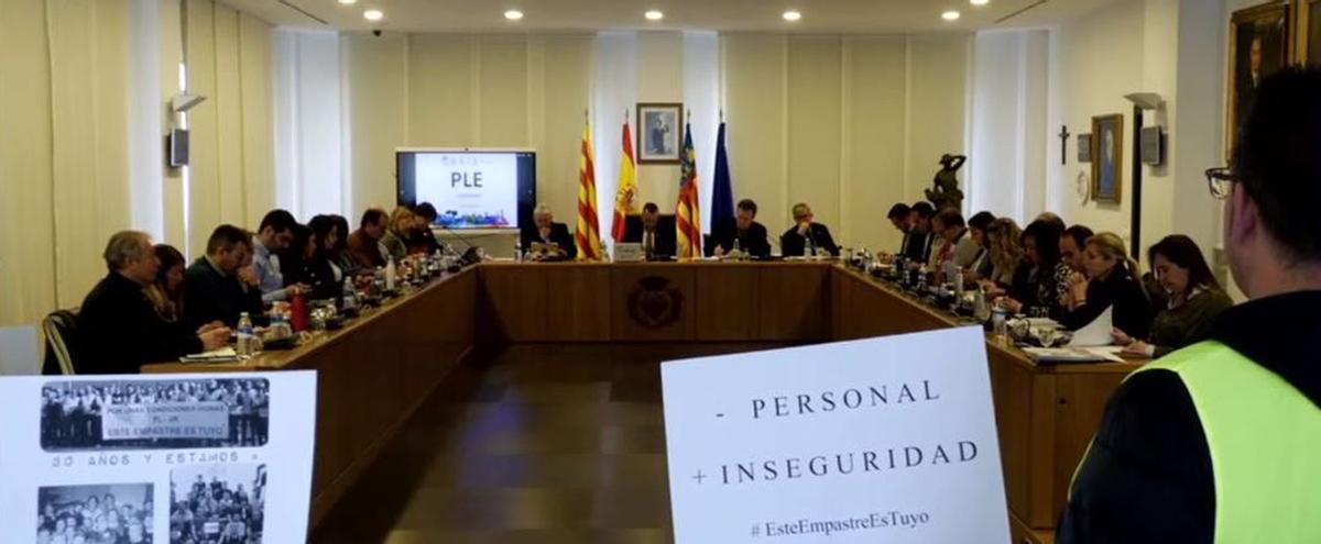 Los policías local se concentraron en el pleno de Vila-real para protestar por la falta de personal existente en la actualidad en el cuerpo de seguridad municipal.