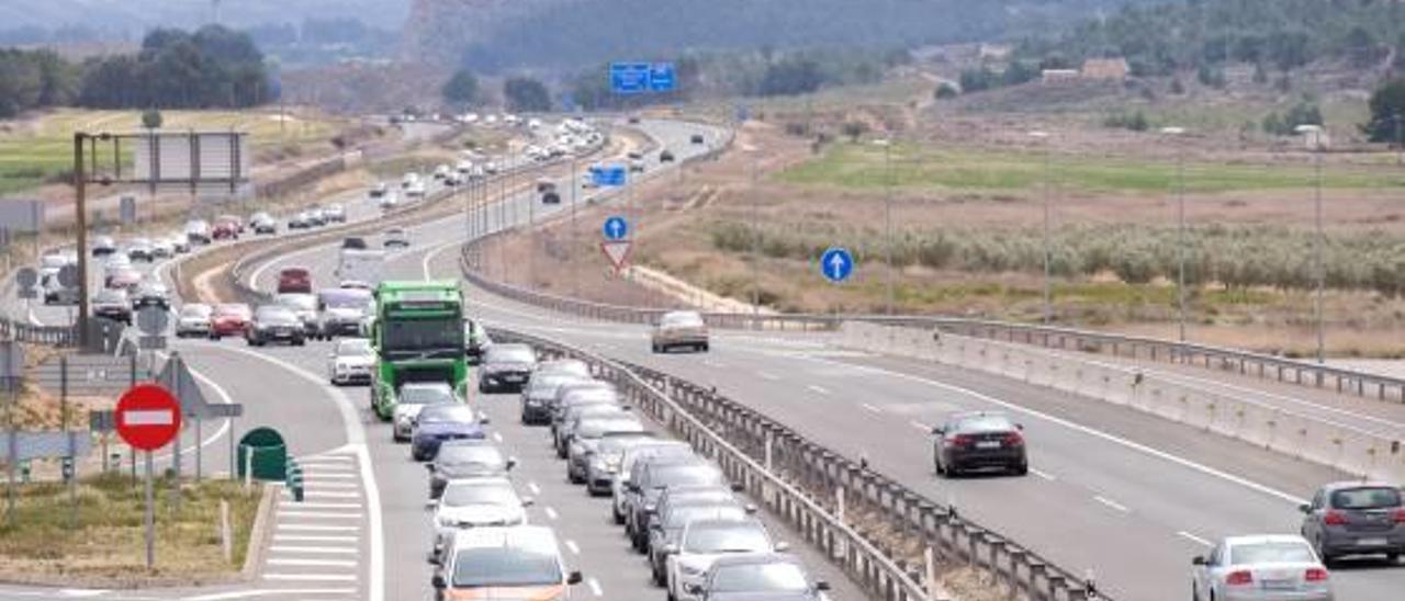 Los atascos en la autovía de Madrid se suceden en las operaciones salida de los periodos vacacionales.