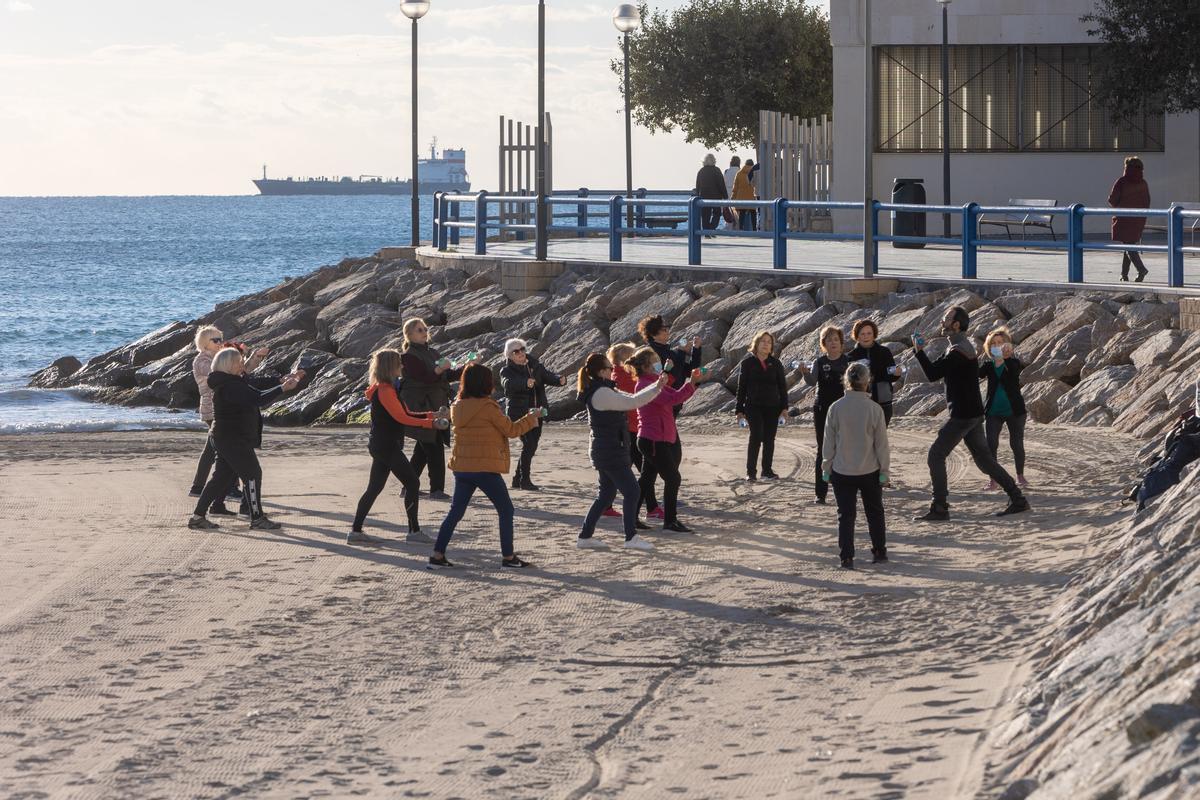 Desafiando al frio en la playa del Postiguet de Alicante