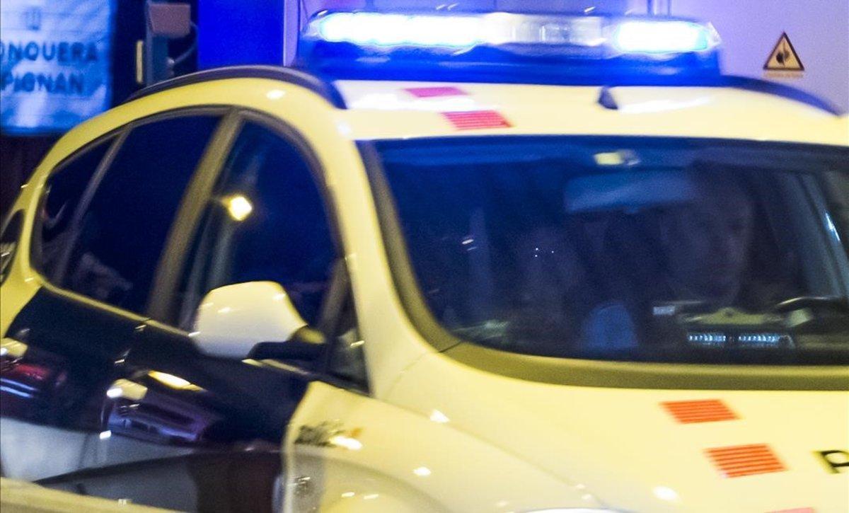 Dolors Bassa sale de la cárcel en un coche de los Mossos.