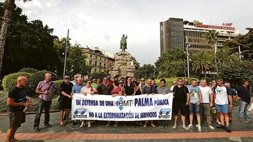 Una representación de los 525 conductores de la EMT se concentró ayer en la plaza de España para protestar por sus condiciones laborales.