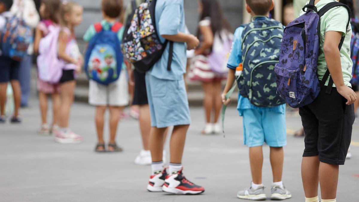 Un grupo de niños, antes de entrar en clase.