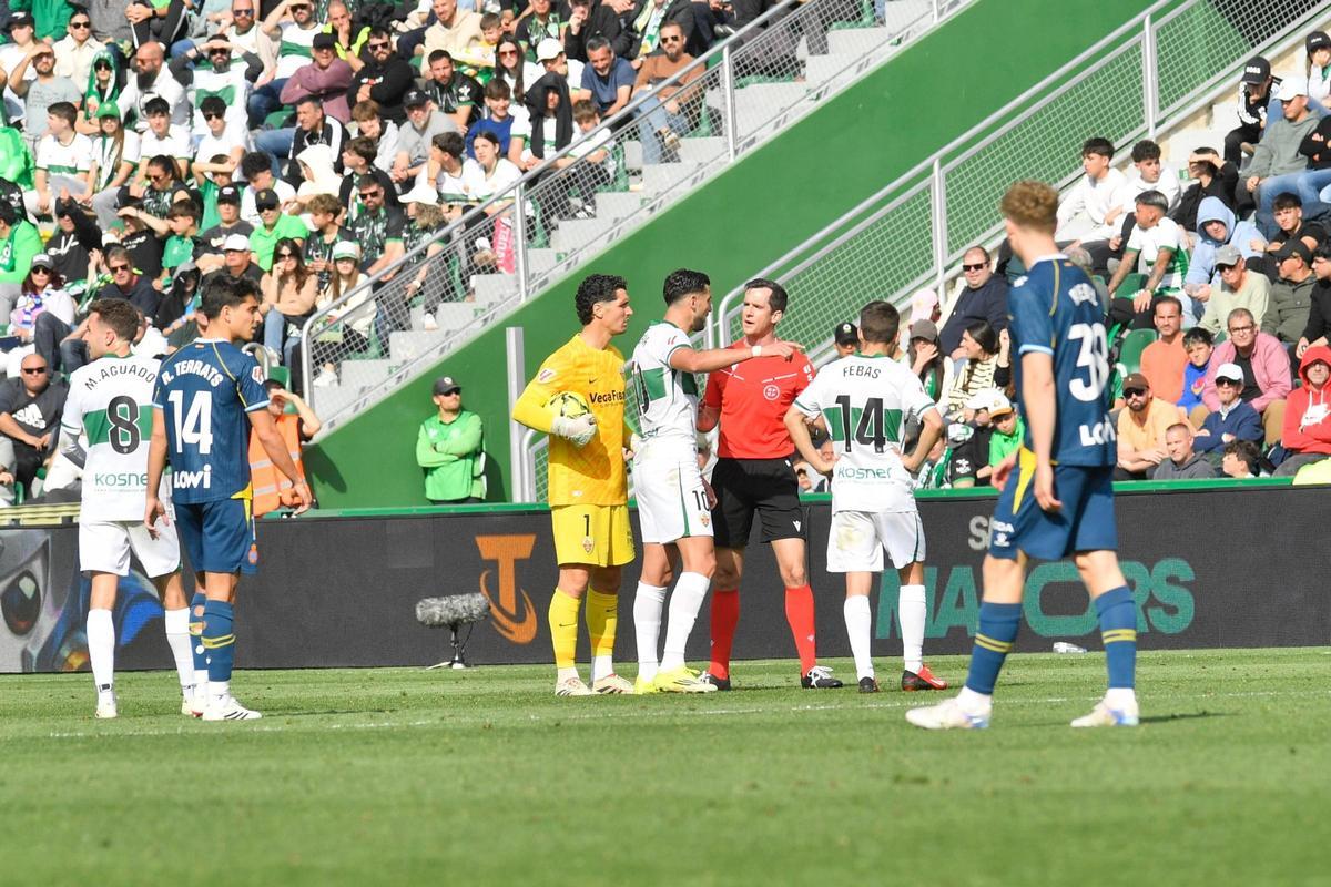 Rafa Mir dialoga con Galech Apezteguía durante el Elche-Espanyol