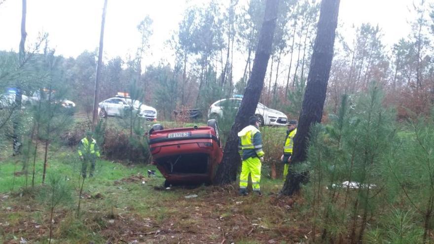 Fallece un hombre de 30 años en una salida de vía en A Laracha