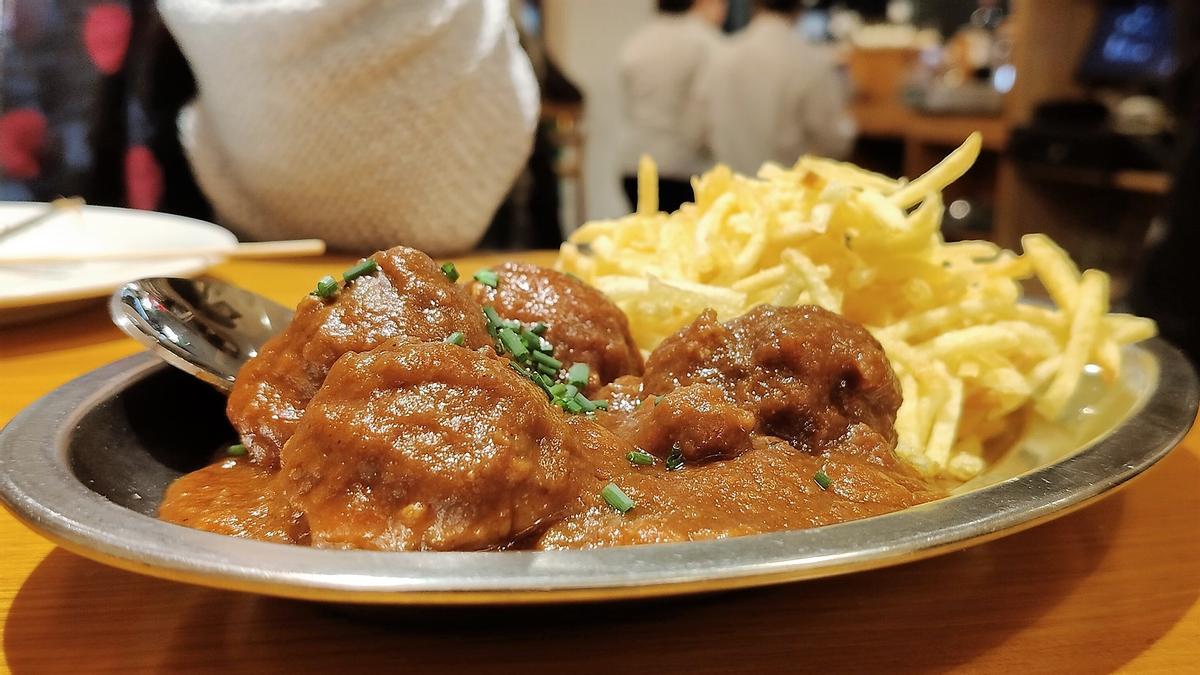 Albóndigas a la vizcaína con patatas fritas de Txibirita.