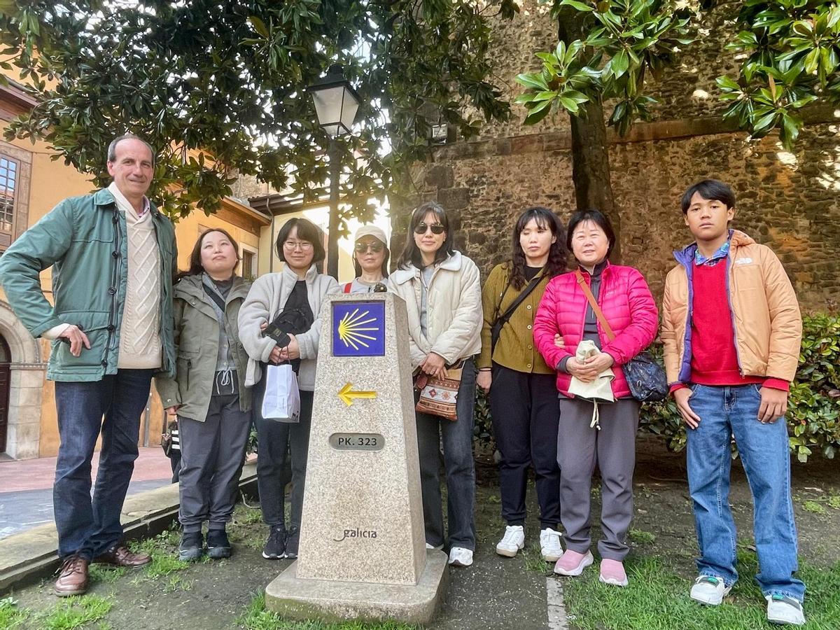 Las seis peregrinas de Corea del Sur -Jihyeon Jeong, Shinyoung Jo, Yoojung Park, Hyeran Han, Eunsu Han y Kyunghwa Park-junto a Manuel Samartino y su hijo Manuel Jesús.