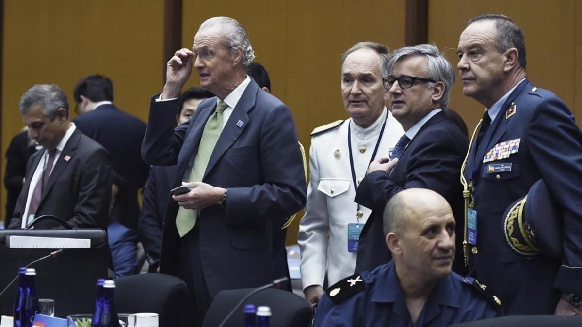 Pedro Morenés, de pie, en un momento de la reunión de la coalición contra el EI.