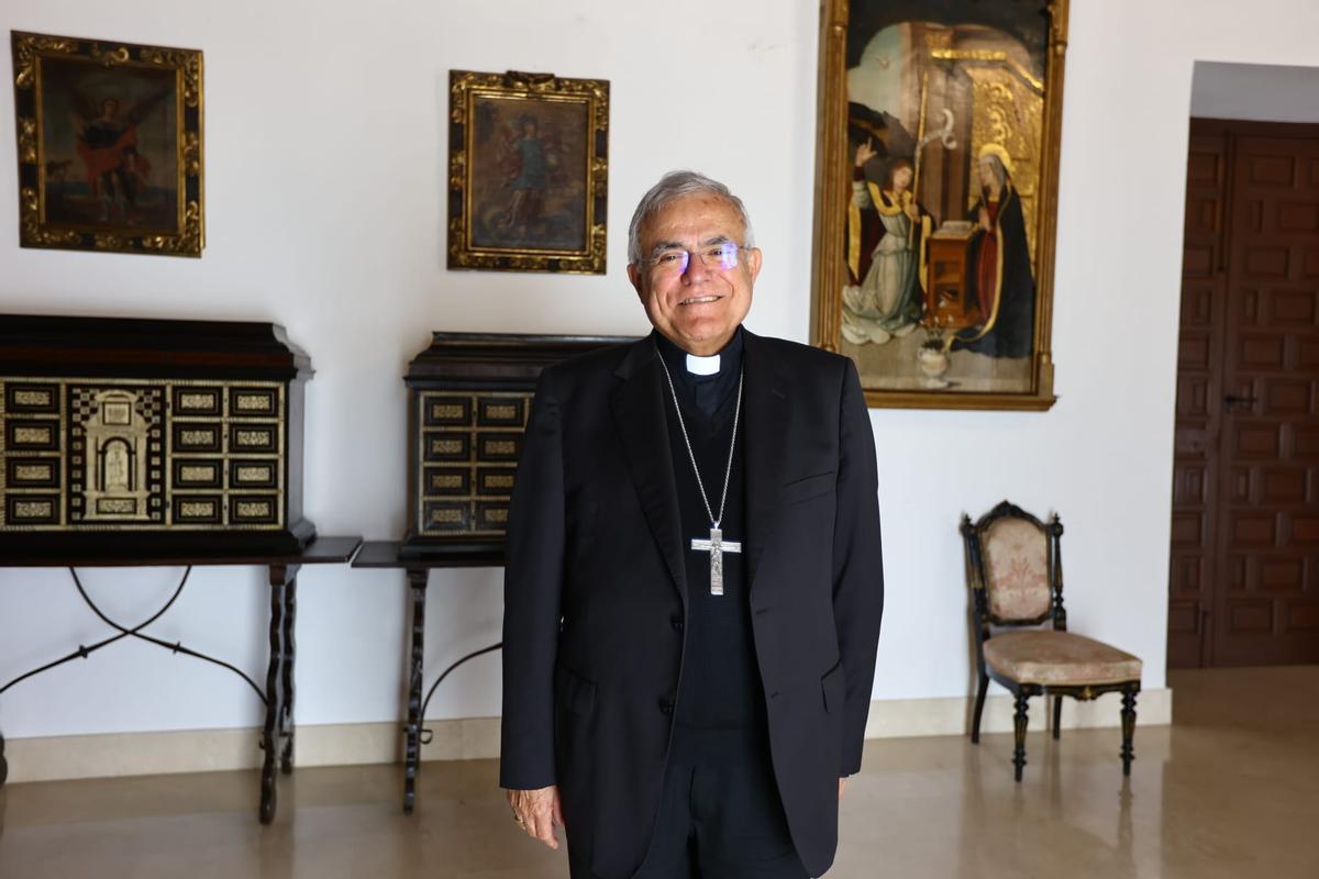 El obispo de Córdoba, Demetrio Fernández, en su despacho en el Palacio Episcopal.