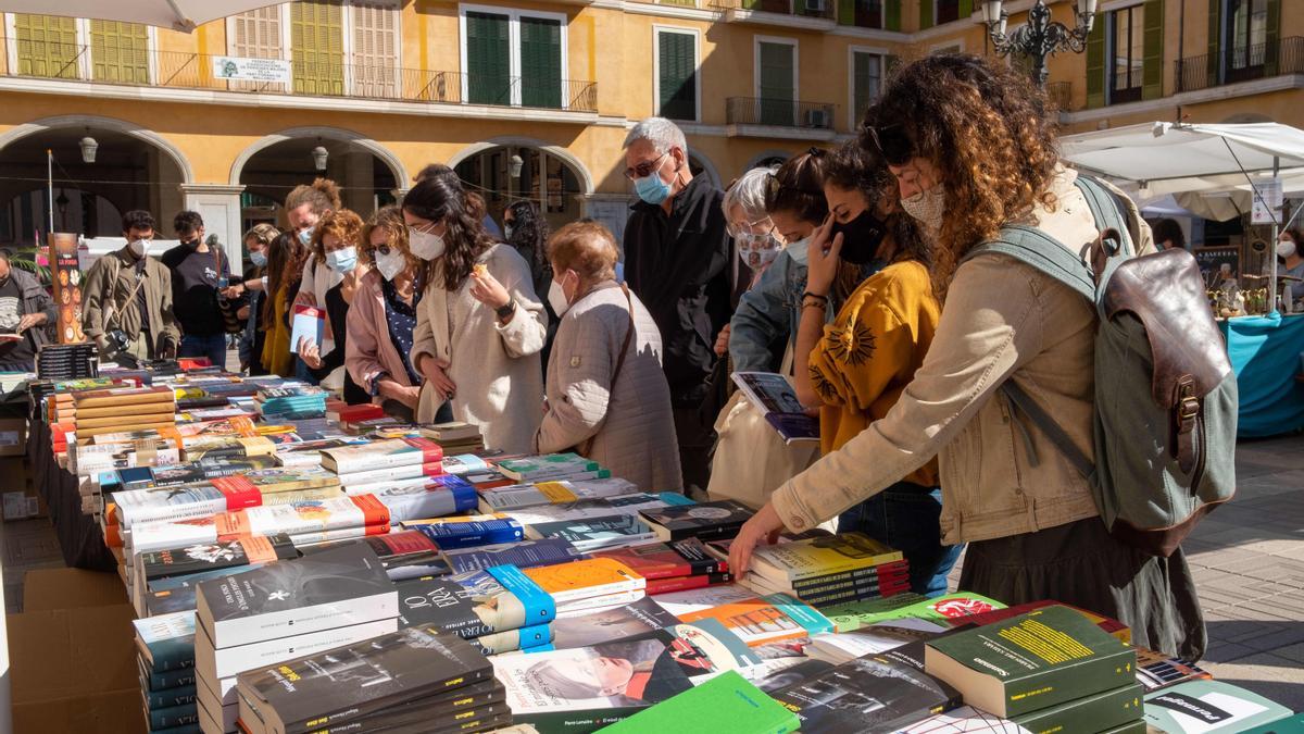 Sant Jordi arranca en Palma animado y con buen ritmo de ventas