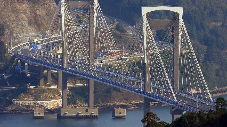 Audasa ya comenzó a tramitar la concesión administrativa por el puente de Rande. // Marta G. Brea