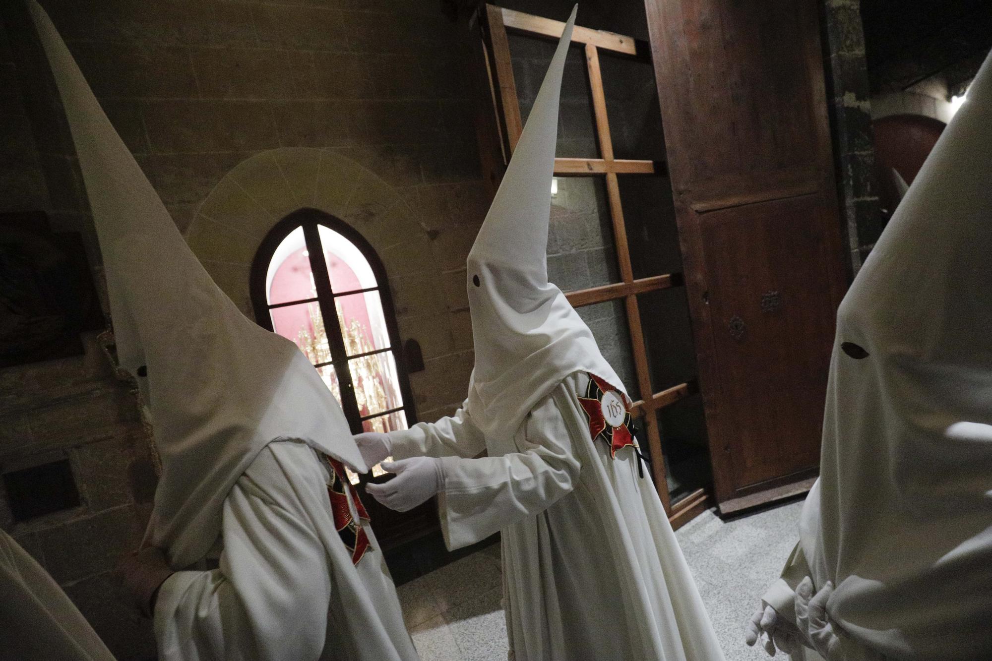 FOTOS | Miércoles Santo en Palma: El barrio de Sant Pere enmudece con la procesión de la Santa Creu