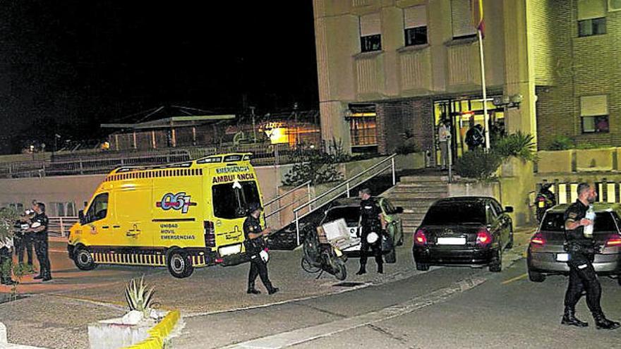 Una ambulancia y agentes, delante del centro de internamiento de Murcia.