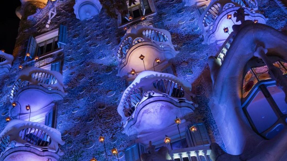 Fachada de la Casa Batlló de Barcelona iluminada por Navidad