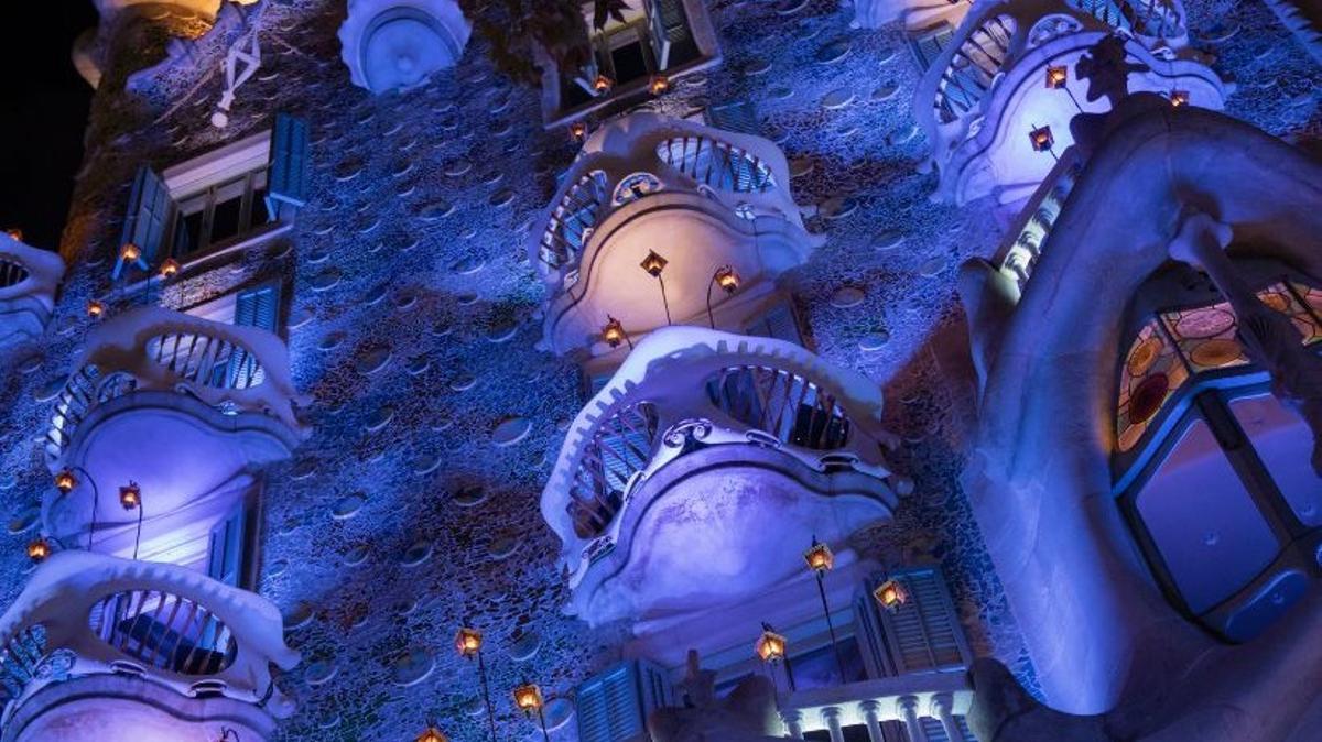 Fachada de la Casa Batlló de Barcelona iluminada por Navidad