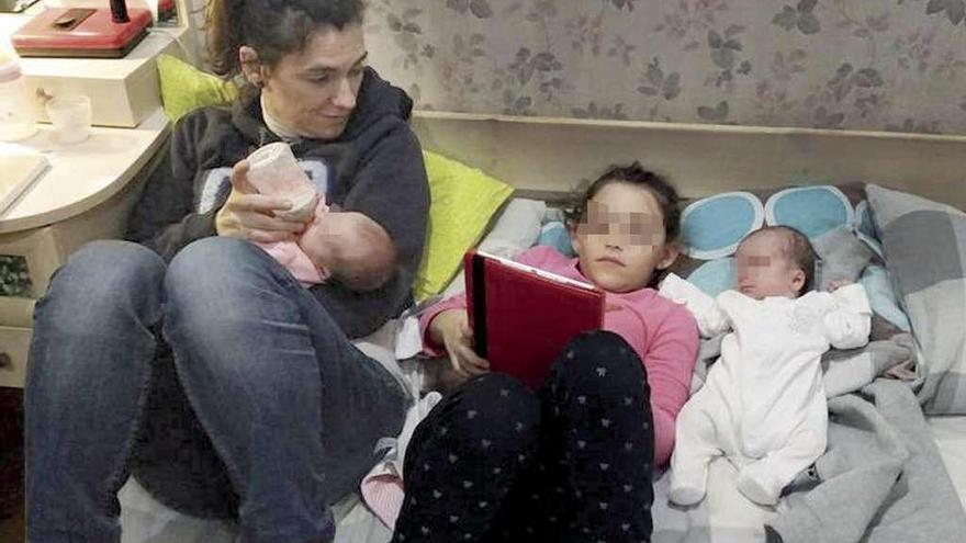 Rocío Jorge, con sus tres hijas: de 8 años y dos mellizas recién nacidas en Kiev.