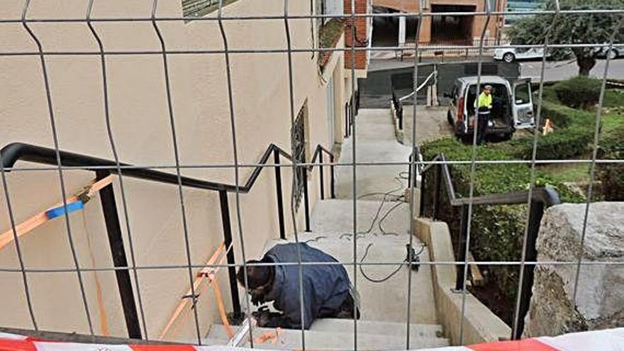 Trabajos finales en la escalera que conecta la Cuesta del Hospital con la plaza de la Vega.