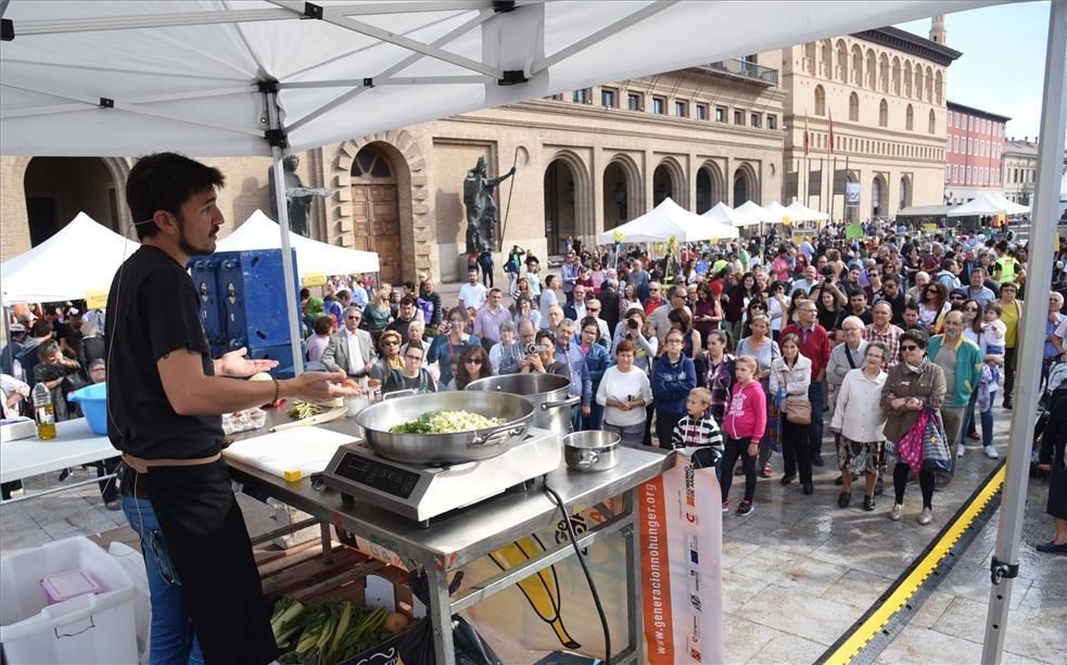 Miles de personas comen en la plaza del Pilar alimentos que iban a desecharse