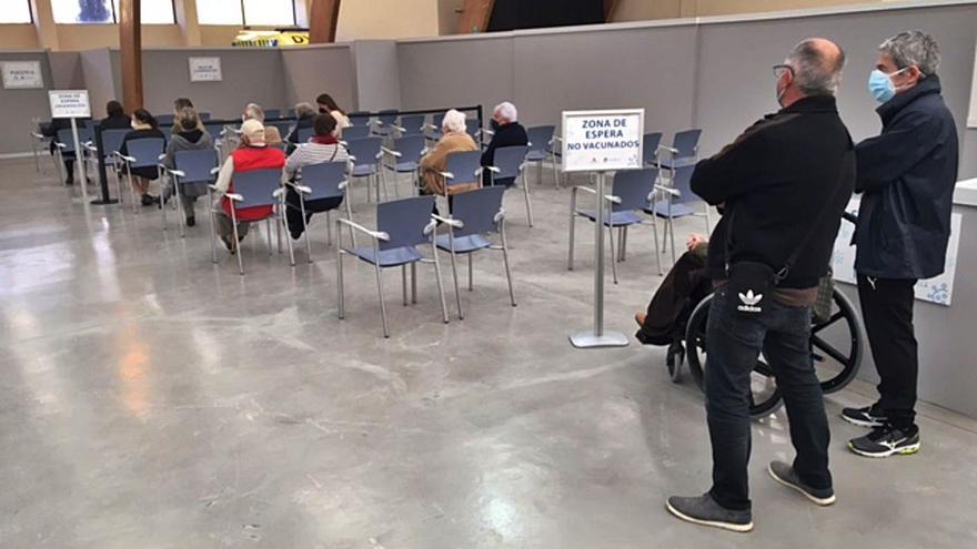 Personas mayores de Marbella esperan en el Palacio de Ferias para ser vacunados. | L. O.