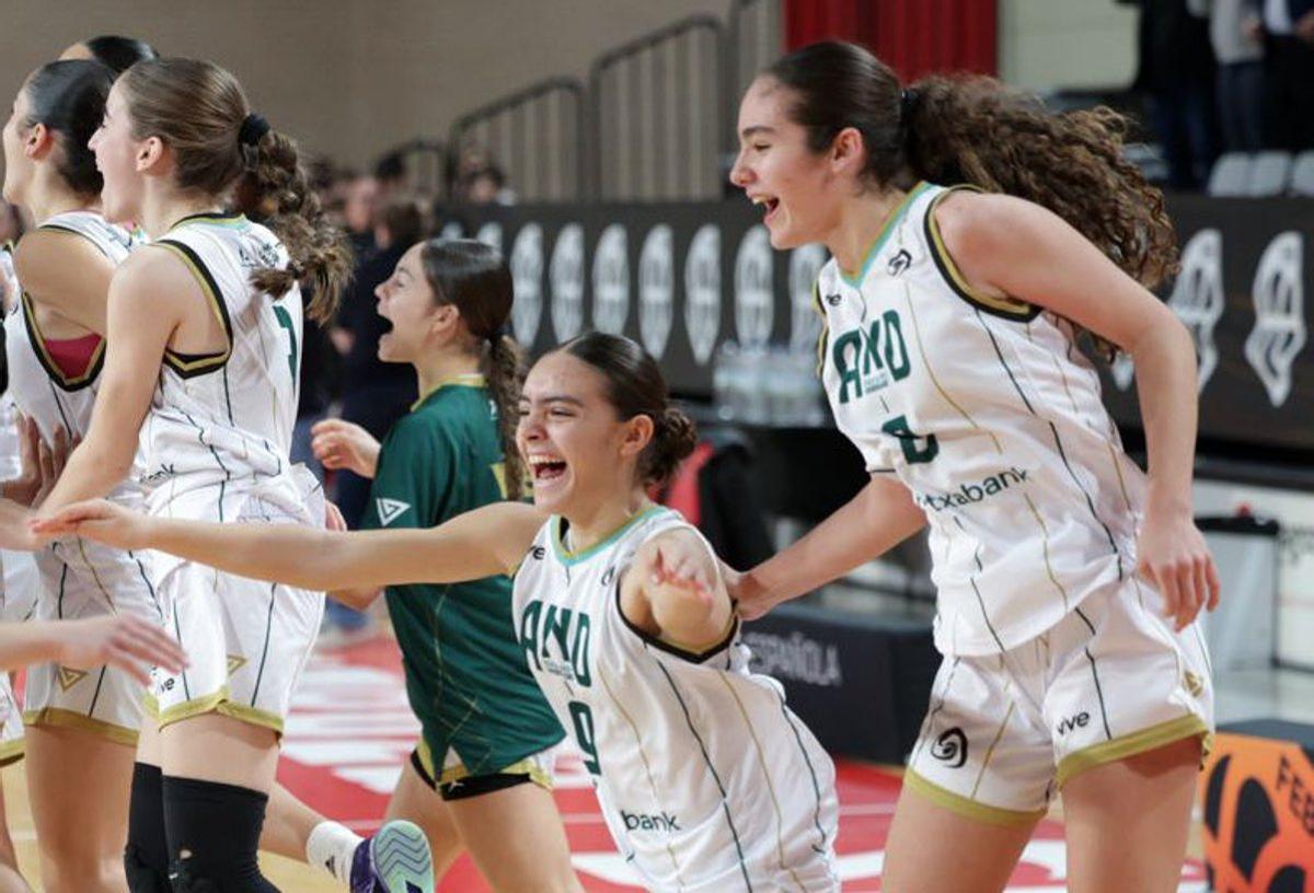La selección andaluza infantil femenina celebra el pase a la final.