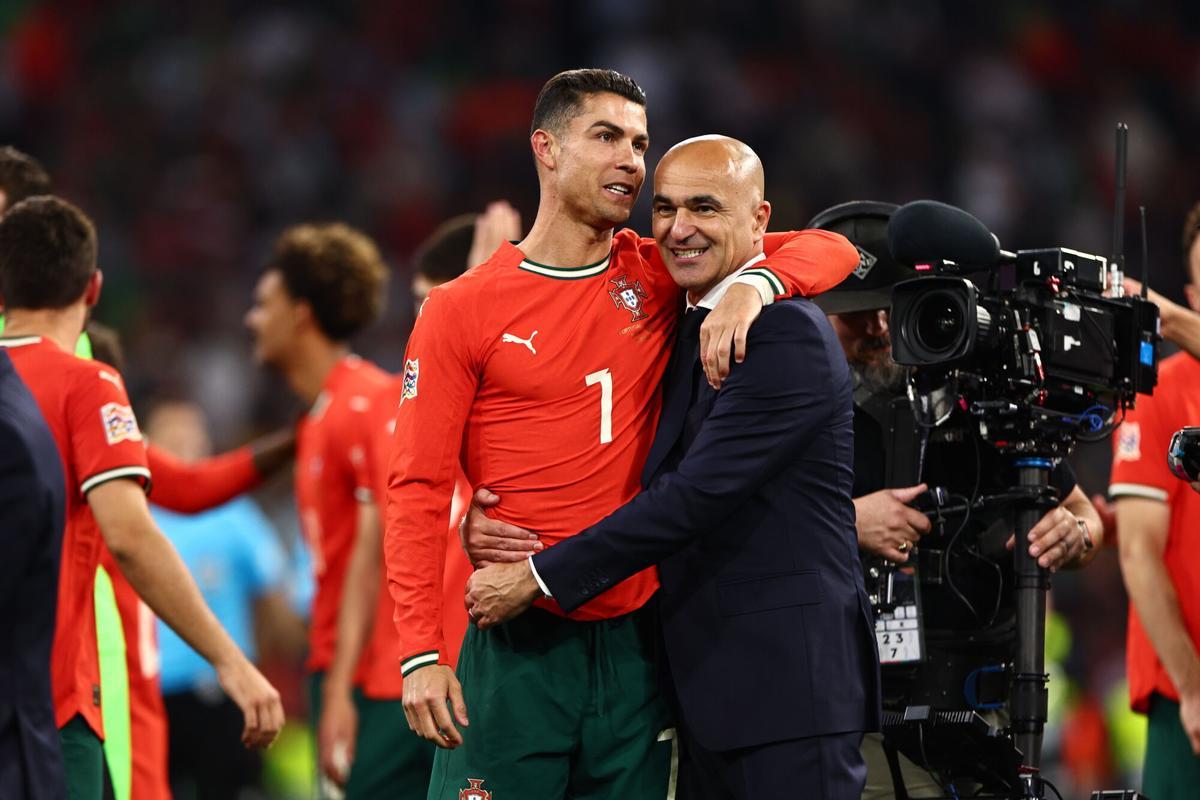 Roberto Martínez, seleccionador de Portugal, se abraza con Cristiano Ronaldo, después de un partido contra Hungría en la fase de clasificación para el Mundial.